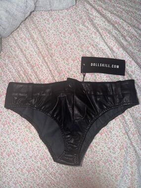 Dollskill sexy leather booty shorts